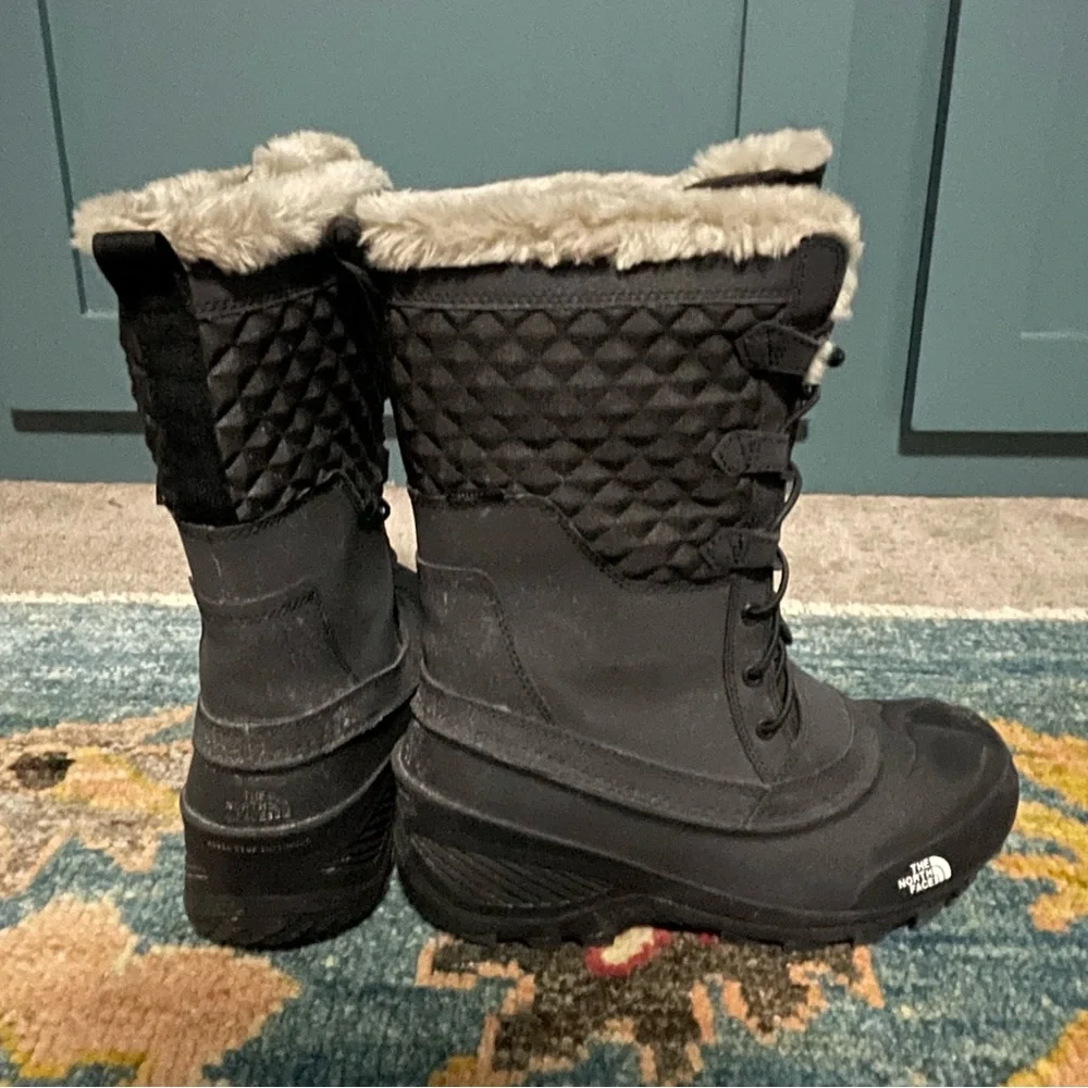 The North Face men’s snow boot. Mens Size 6